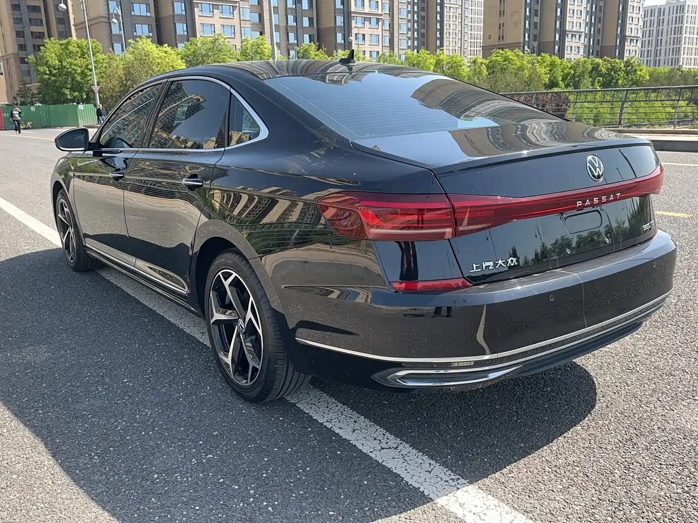 Volkswagen Passat 2023 330TSI Starlight Luxury Edition фото 9