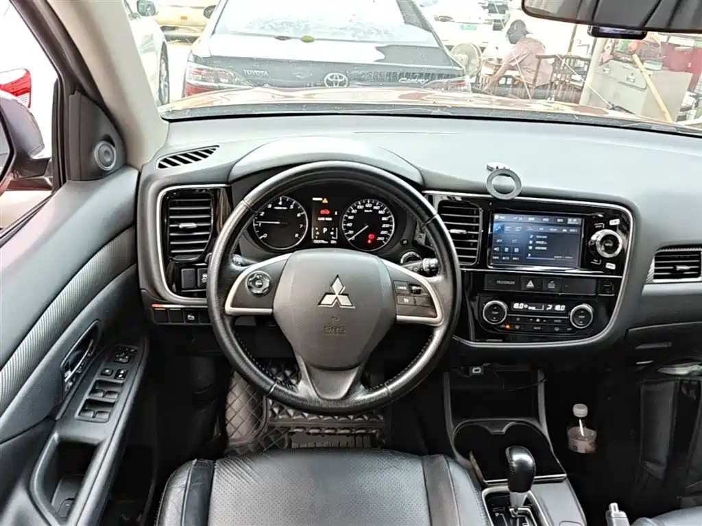 Mitsubishi Outlander (Import) 2014 2.4L 4WD Luxury Value Edition 5-seater фото 11