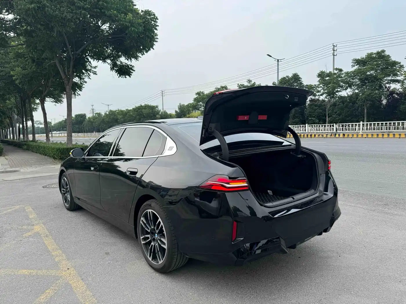 BMW 5 Series 2026 525Li M Sport Package фото 15