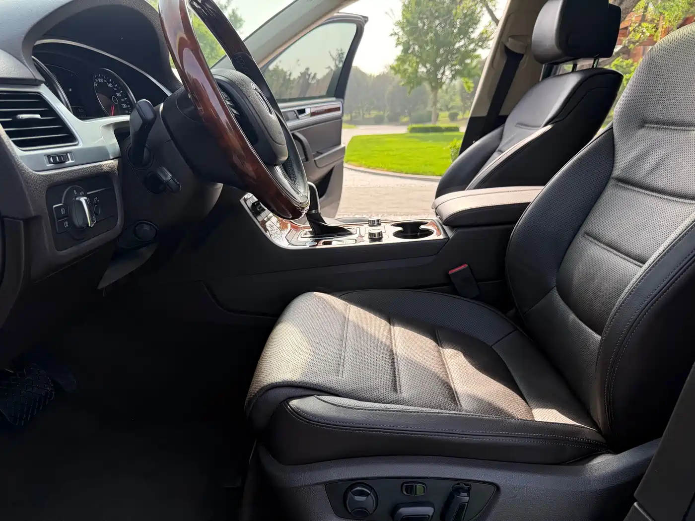 Volkswagen Touareg 2011 3.0TSI Premium фото 18