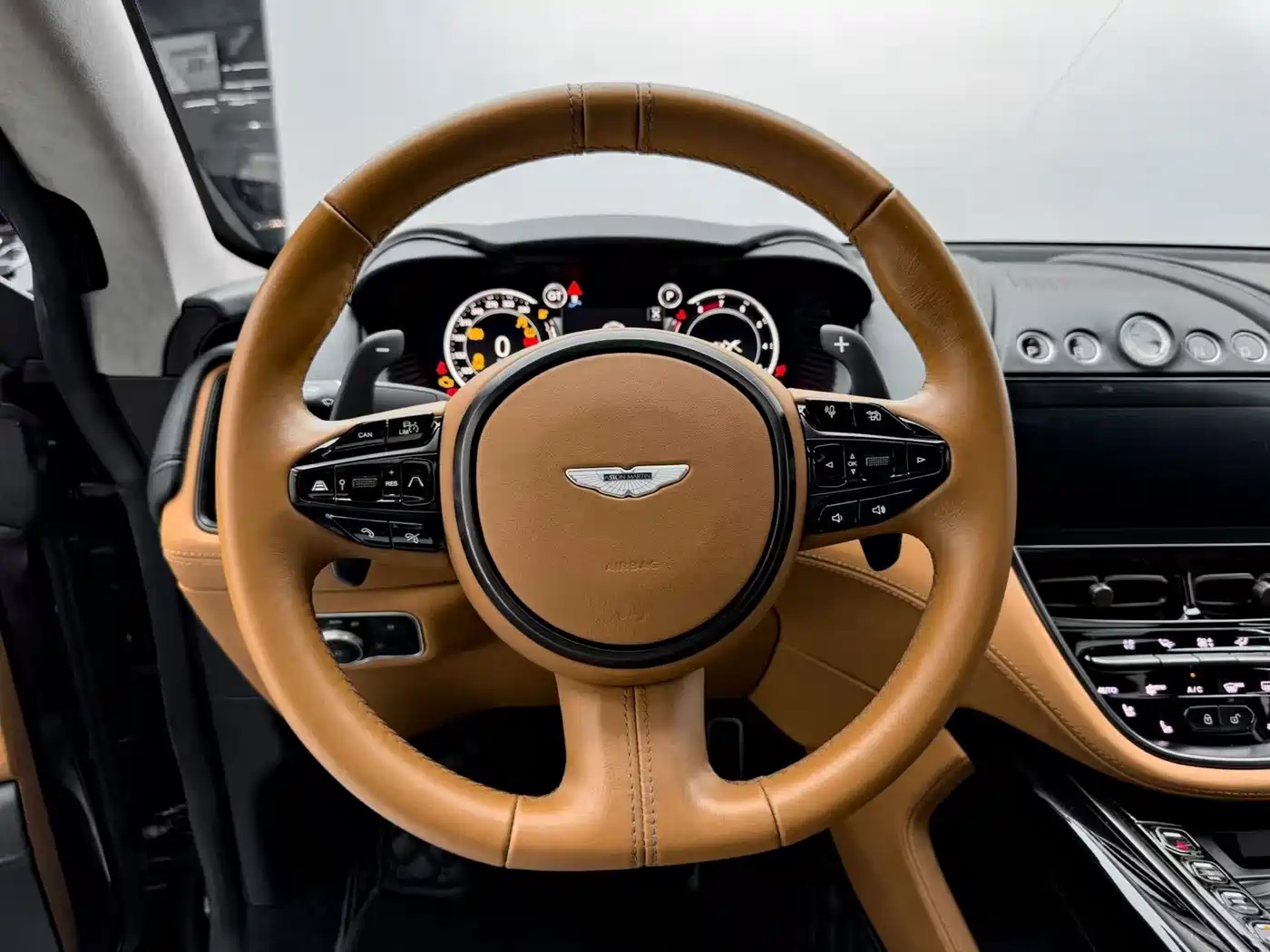 Фото 16 - Aston Martin DBX