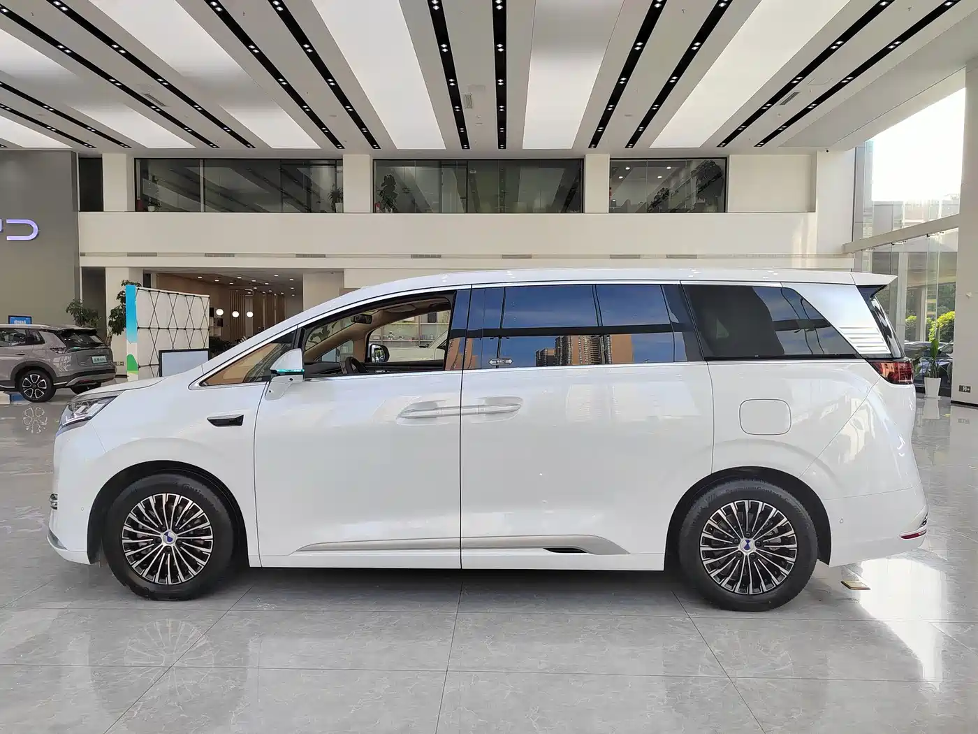 Denza D9 2025 DM-i Smart Drive Edition 1020 AWD Prestige фото 4
