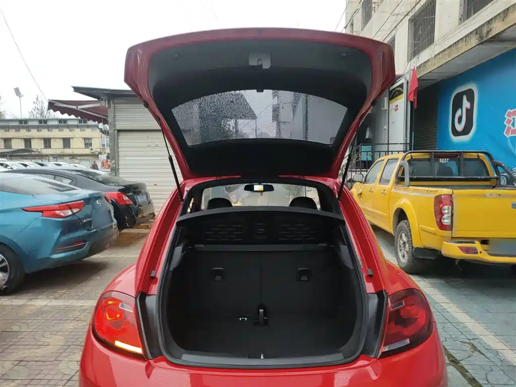 Volkswagen Beetle 2017 180TSI Enjoy фото 9