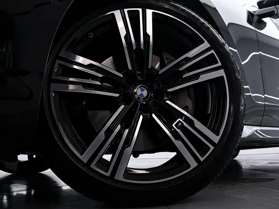 BMW 7 Series 2026 740Li Leading M Sport Package фото 16