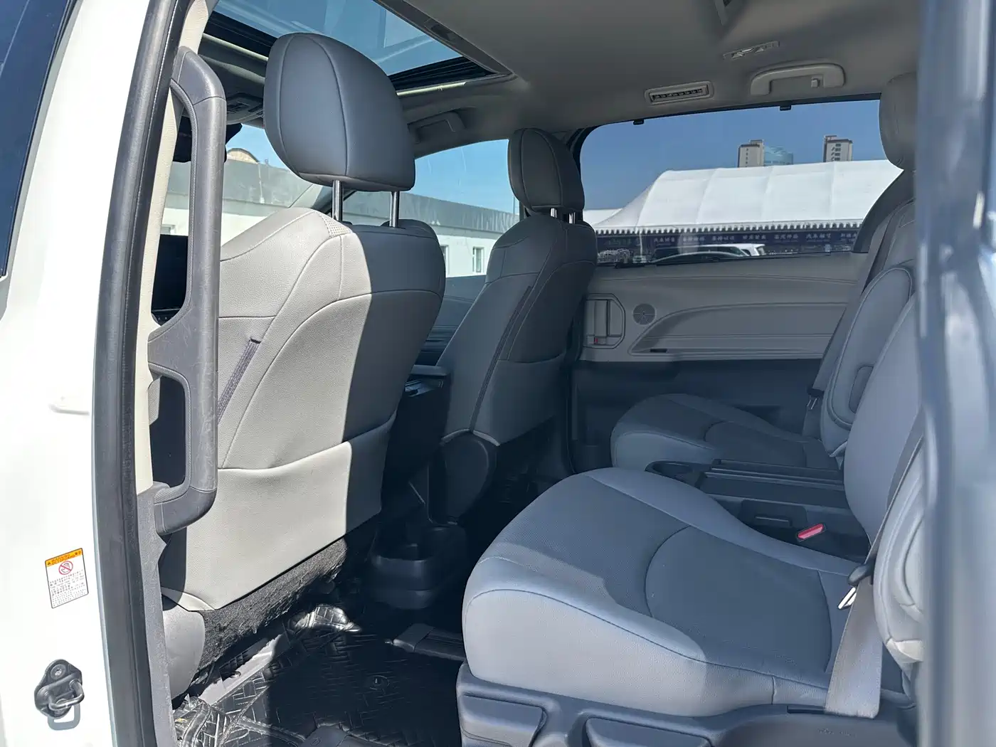 Toyota Sienna 2023 2.5L Hybrid Luxury Edition фото 5
