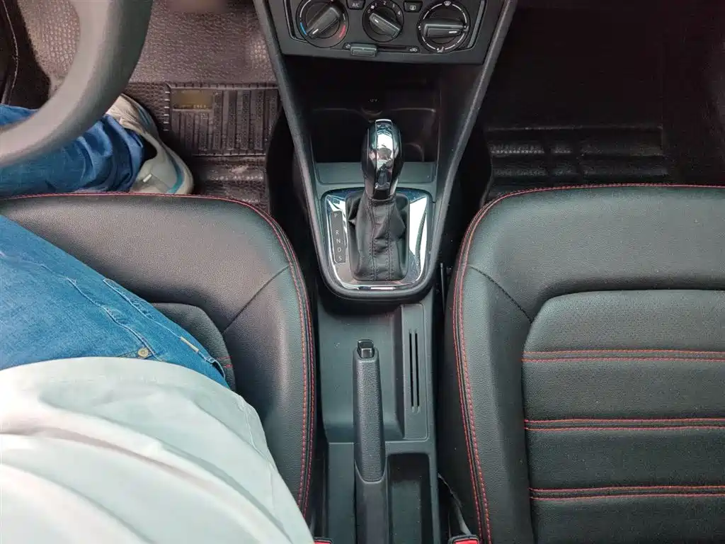 Volkswagen Jetta 2013 1.6L Automatic Fashion фото 17
