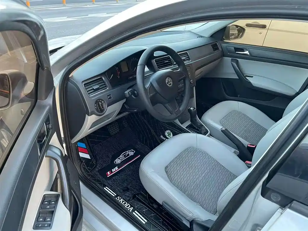 Škoda Rapid 2015 1.6L Automatic Smart Selection фото 4