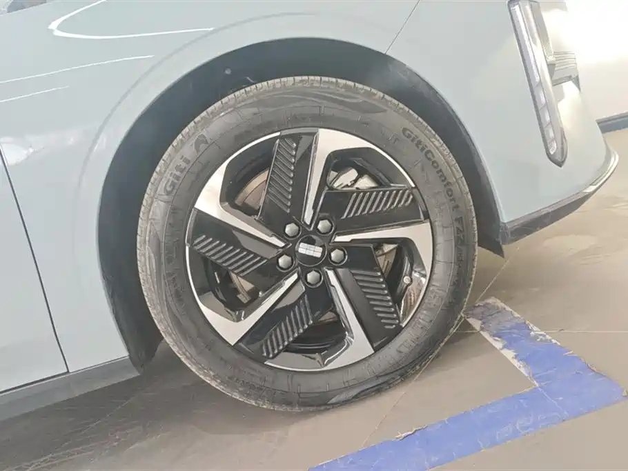 Geely Galaxy Galaxy L6 2024 125km PLUS Soaring Dragon Edition фото 6