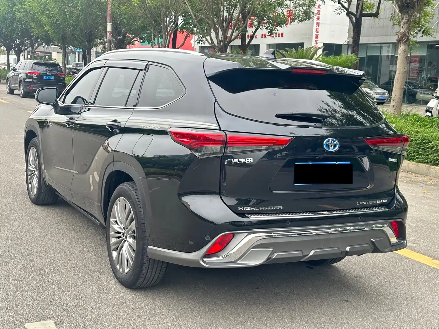 Toyota Highlander 2022 Dual Engine 2.5L 4WD Supreme Edition 7-Seater фото 4
