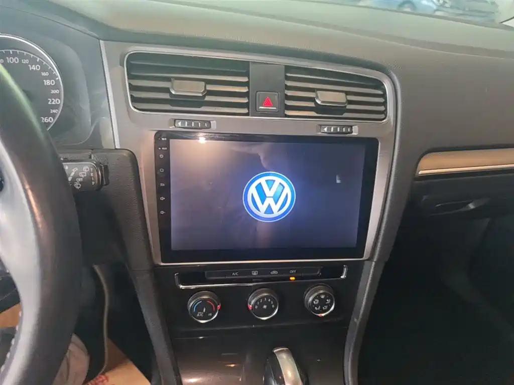 Volkswagen Golf 2017 1.6L Auto Comfort Millionth Edition фото 13