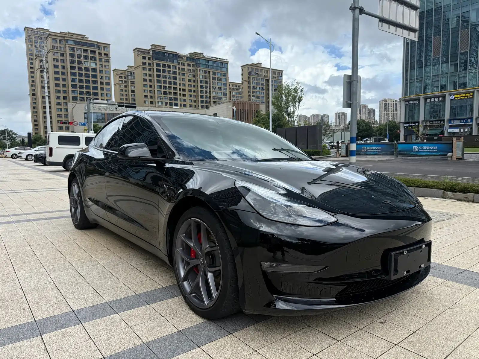 Фото 3 - Tesla Model 3