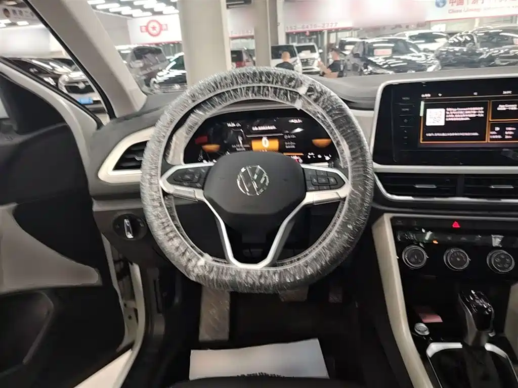 VOLKSWAGEN T-ROC EXPLORING SONGS