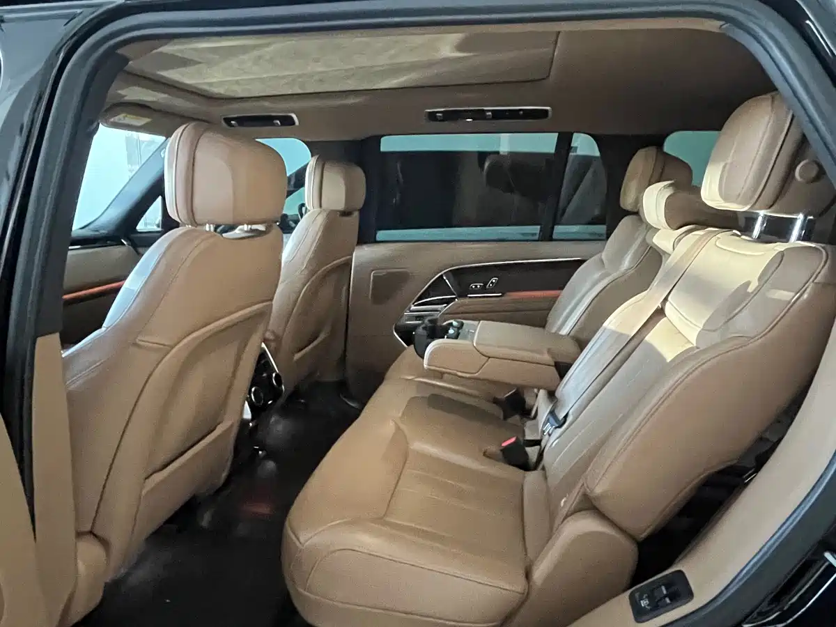 Land Rover Range Rover 2023 3.0 L6 400PS Golden Age 7-Seater Long Wheelbase фото 4