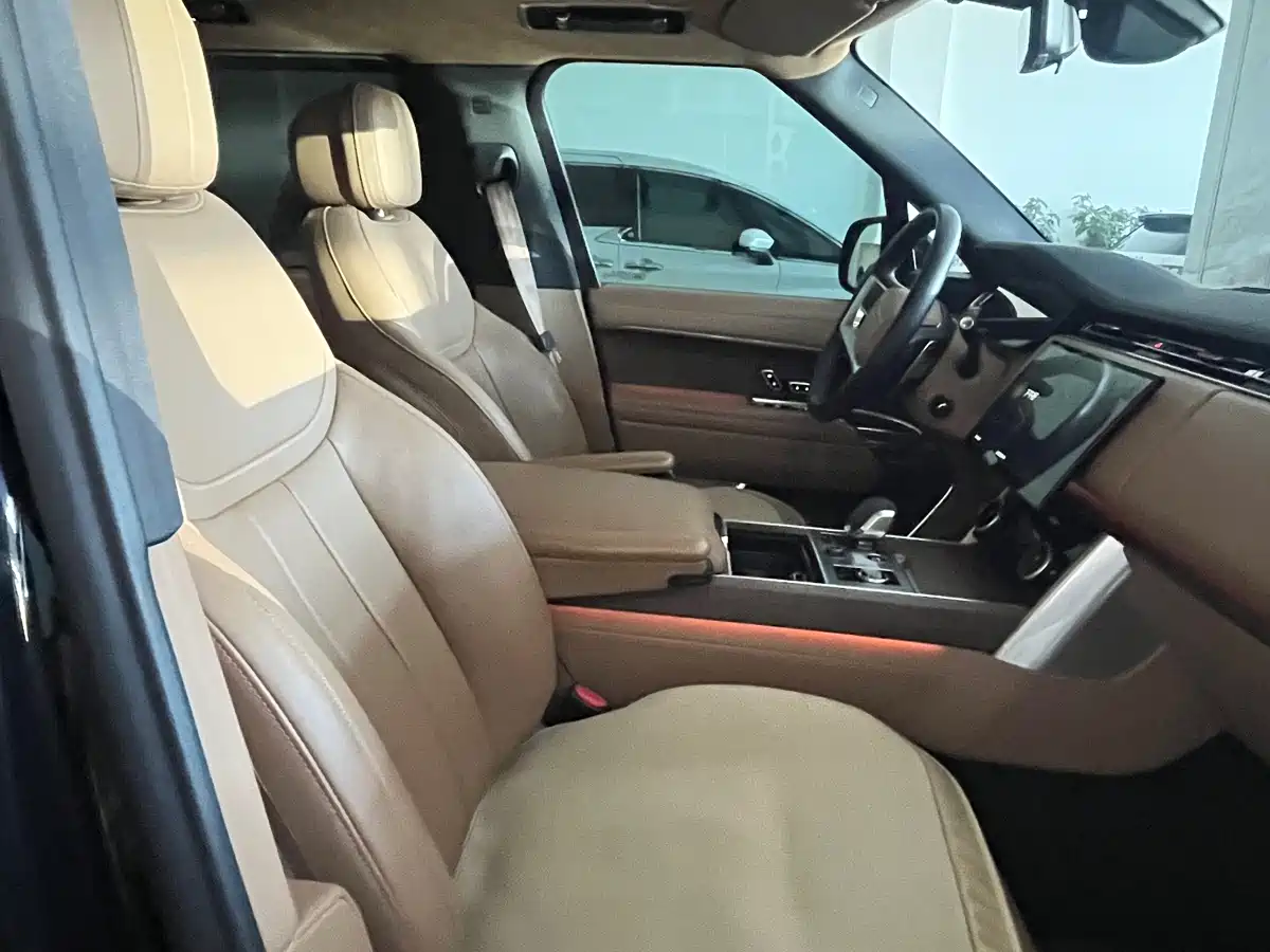 Land Rover Range Rover 2023 3.0 L6 400PS Golden Age 7-Seater Long Wheelbase фото 6