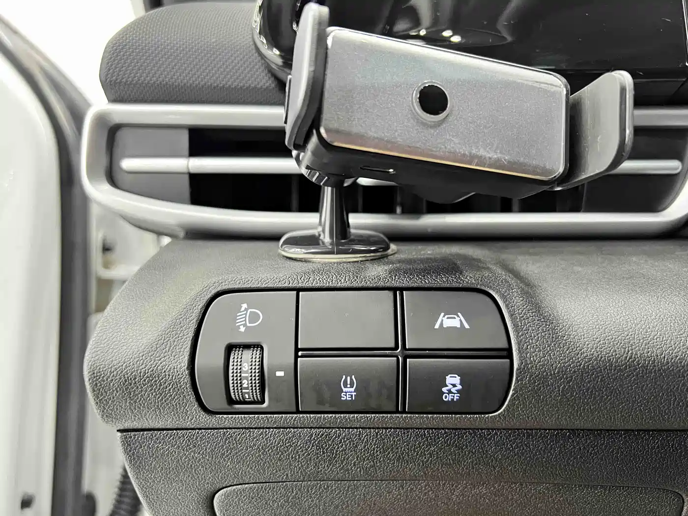 Hyundai Elantra 2022 1.5L CVT LUX Premium Edition фото 8