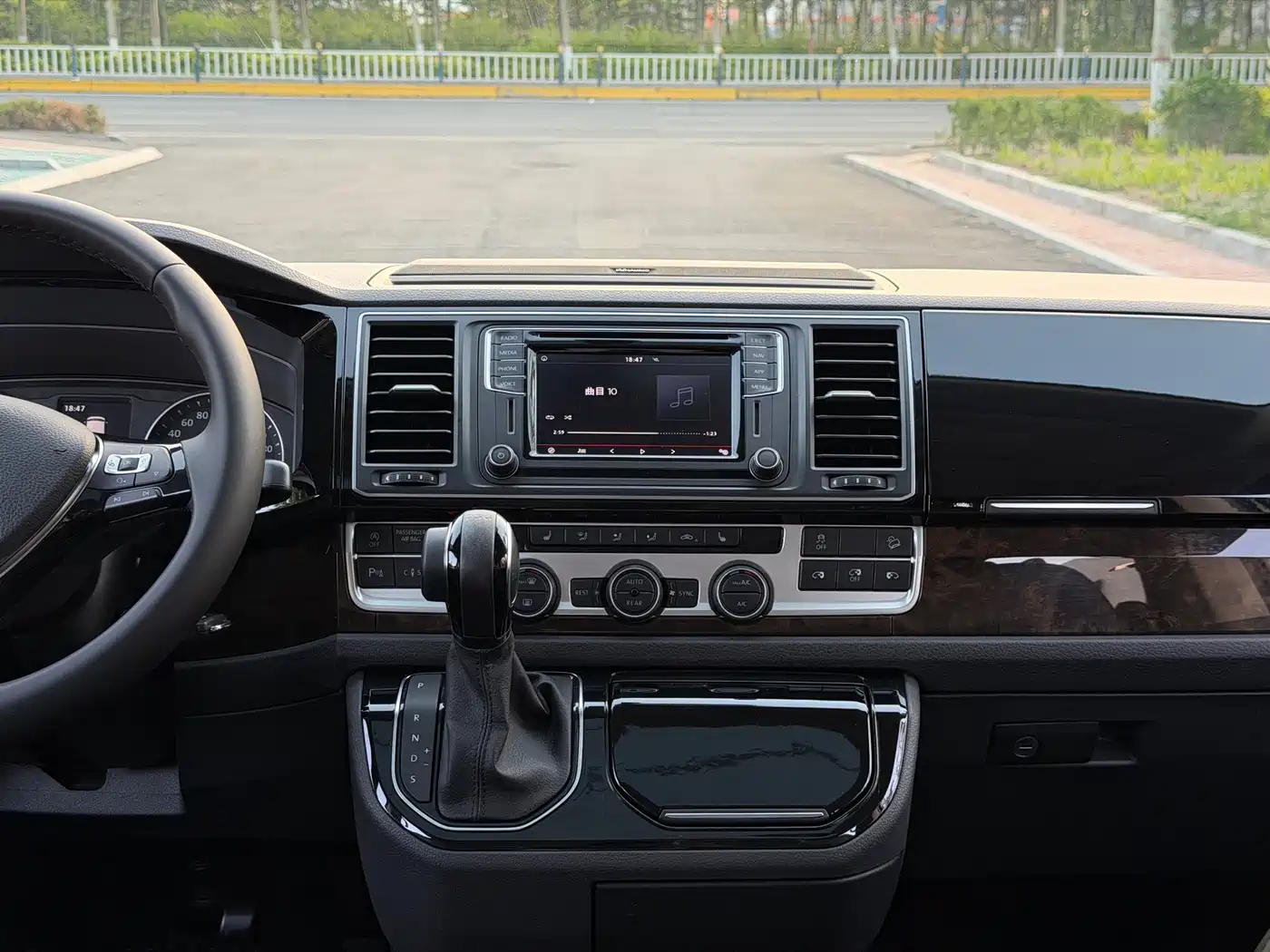 Volkswagen Multivan 2019 2.0TSI 4WD Premium 7-seater фото 10