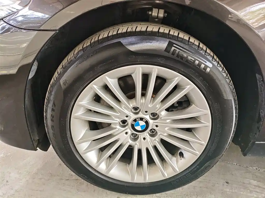 BMW 5 Series 2014 525Li Leading фото 23