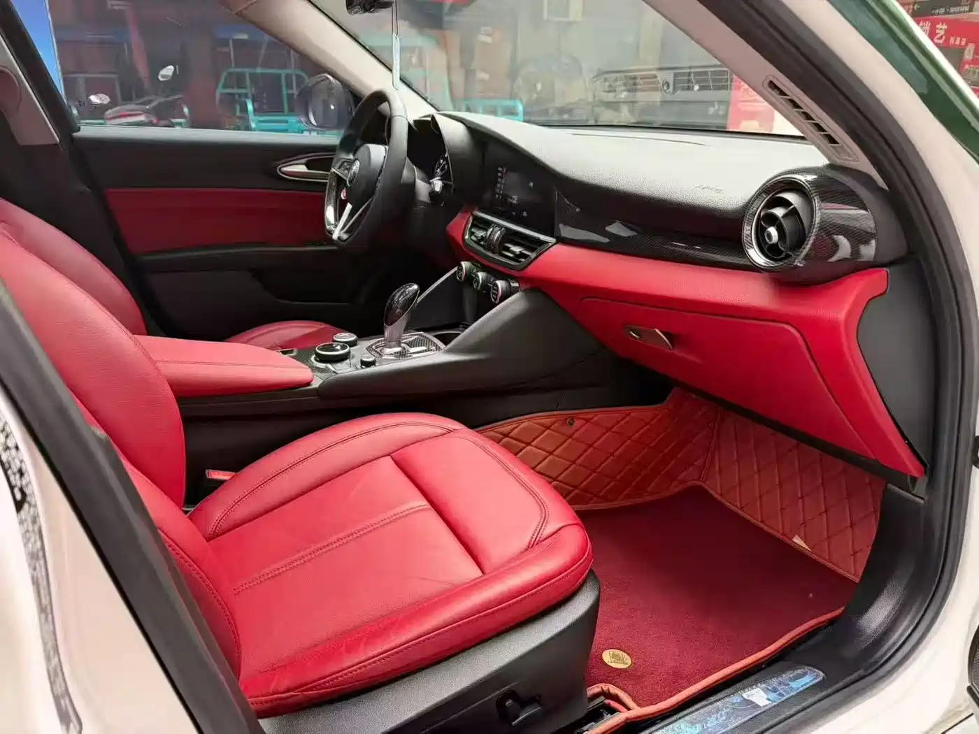 Alfa Romeo Giulia 2018 2.0T 200HP Luxury Carbon Fiber Limited Edition фото 7