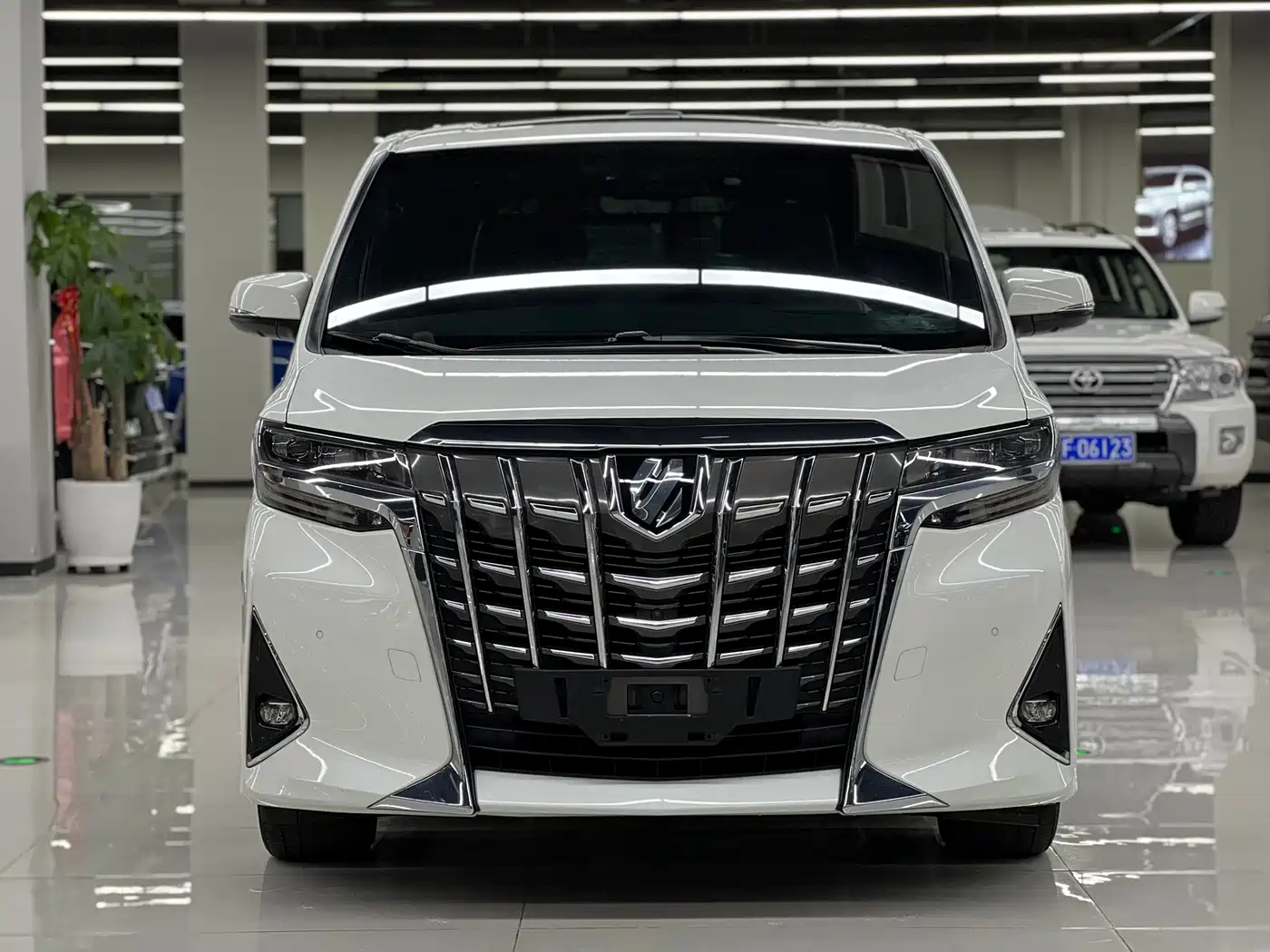 Toyota Alphard 2018 Facelift 3.5L Premium Edition фото 2