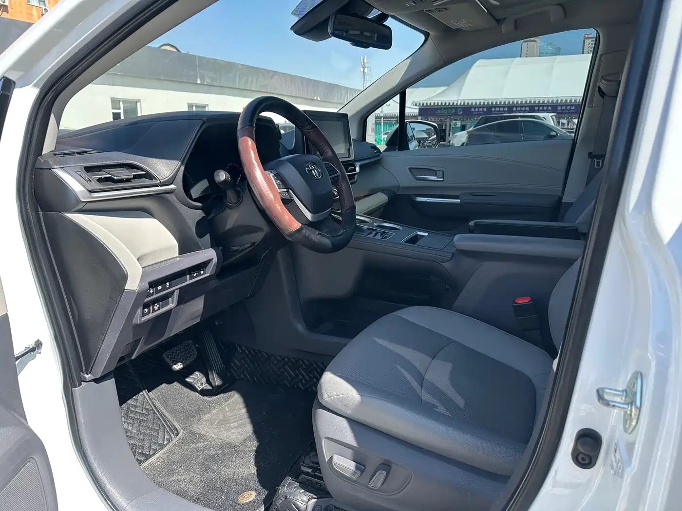 Toyota Sienna 2023 2.5L Hybrid Luxury Edition фото 4