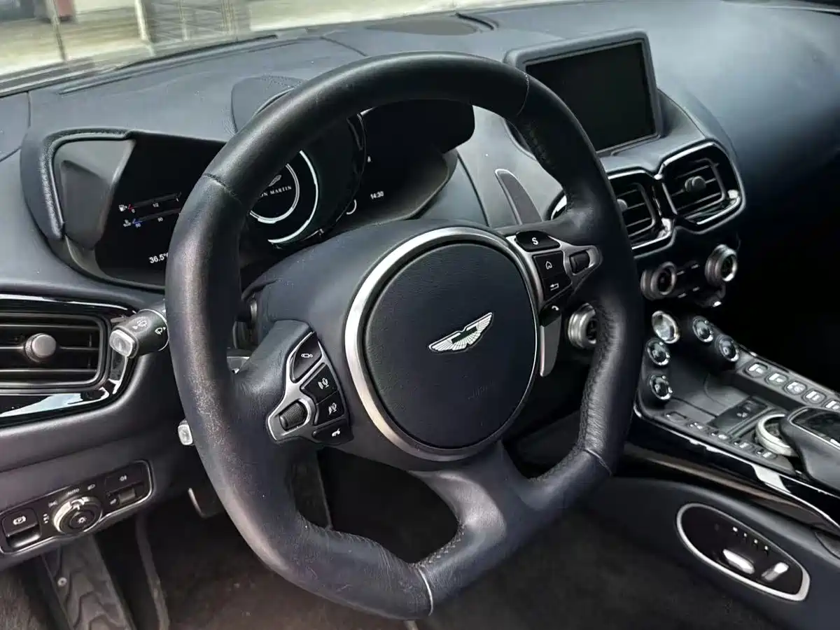 ASTON MARTIN V8 VANTAGE