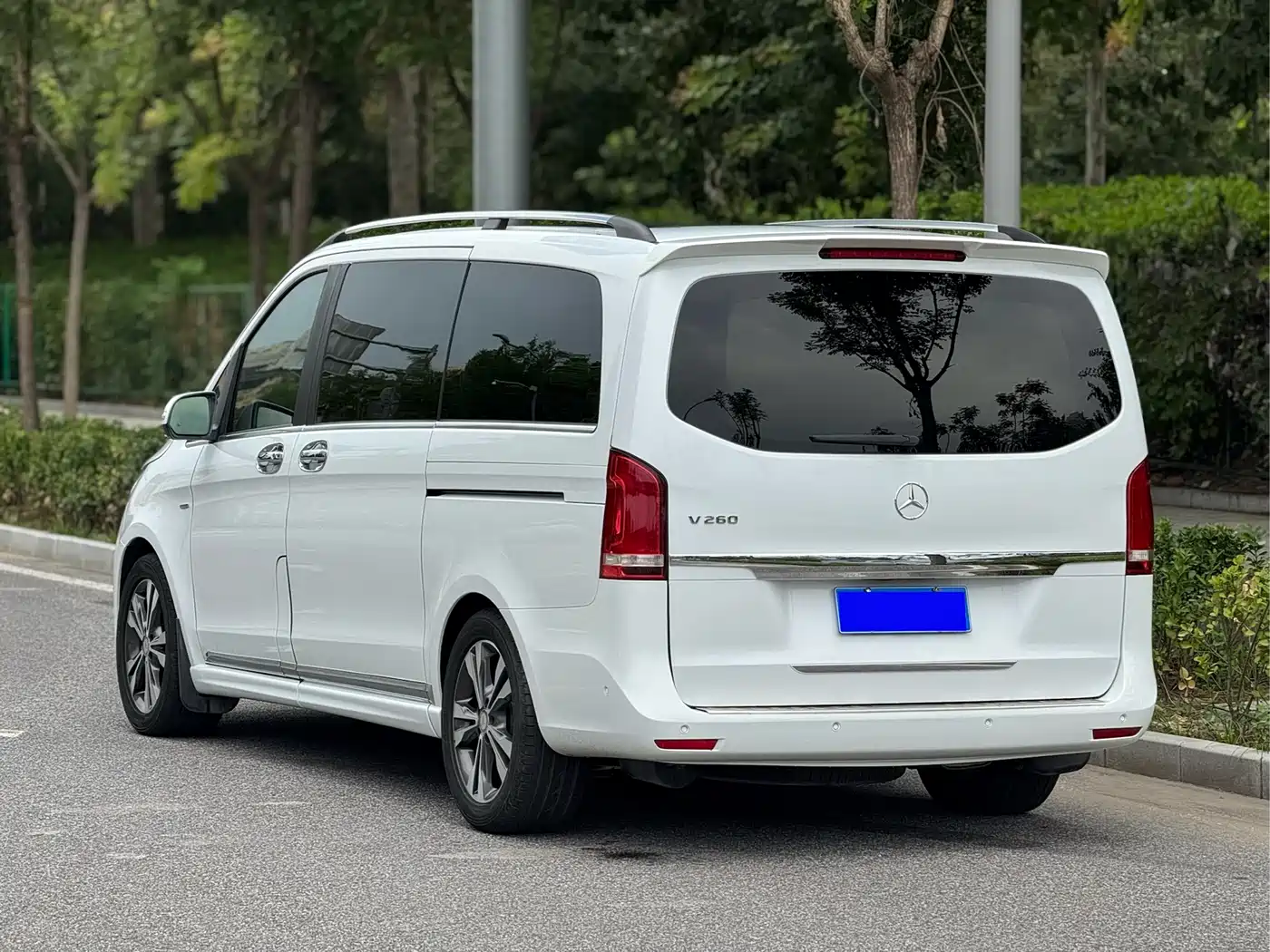 Mercedes-Benz V-Class 2017 Model V 260 Premium Edition фото 4