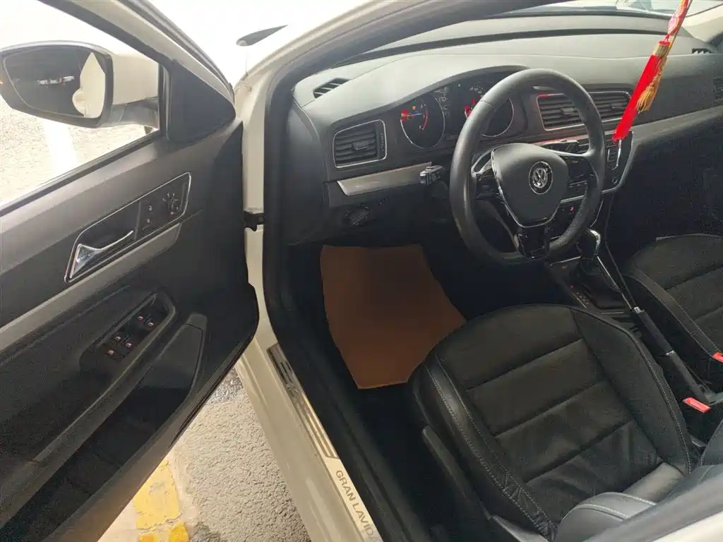 Volkswagen Lavida Tour 2015 1.6L Automatic Comfort Edition фото 16