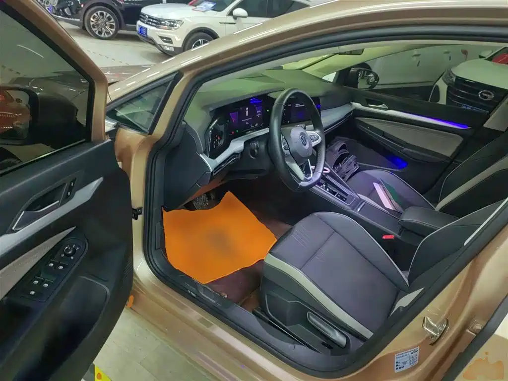 VOLKSWAGEN GOLF