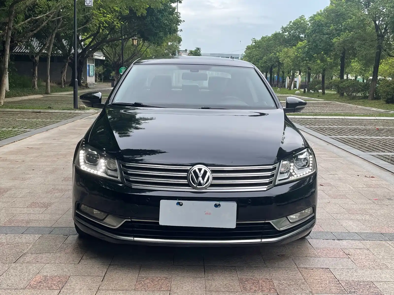 Photo 2 - Volkswagen Magotan