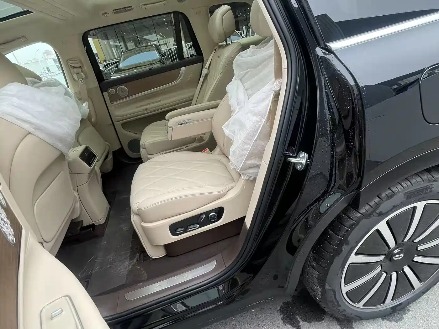 AITO Wenjie AITO M9 2025 Extended Range Ultra 52kWh 6-Seater фото 10