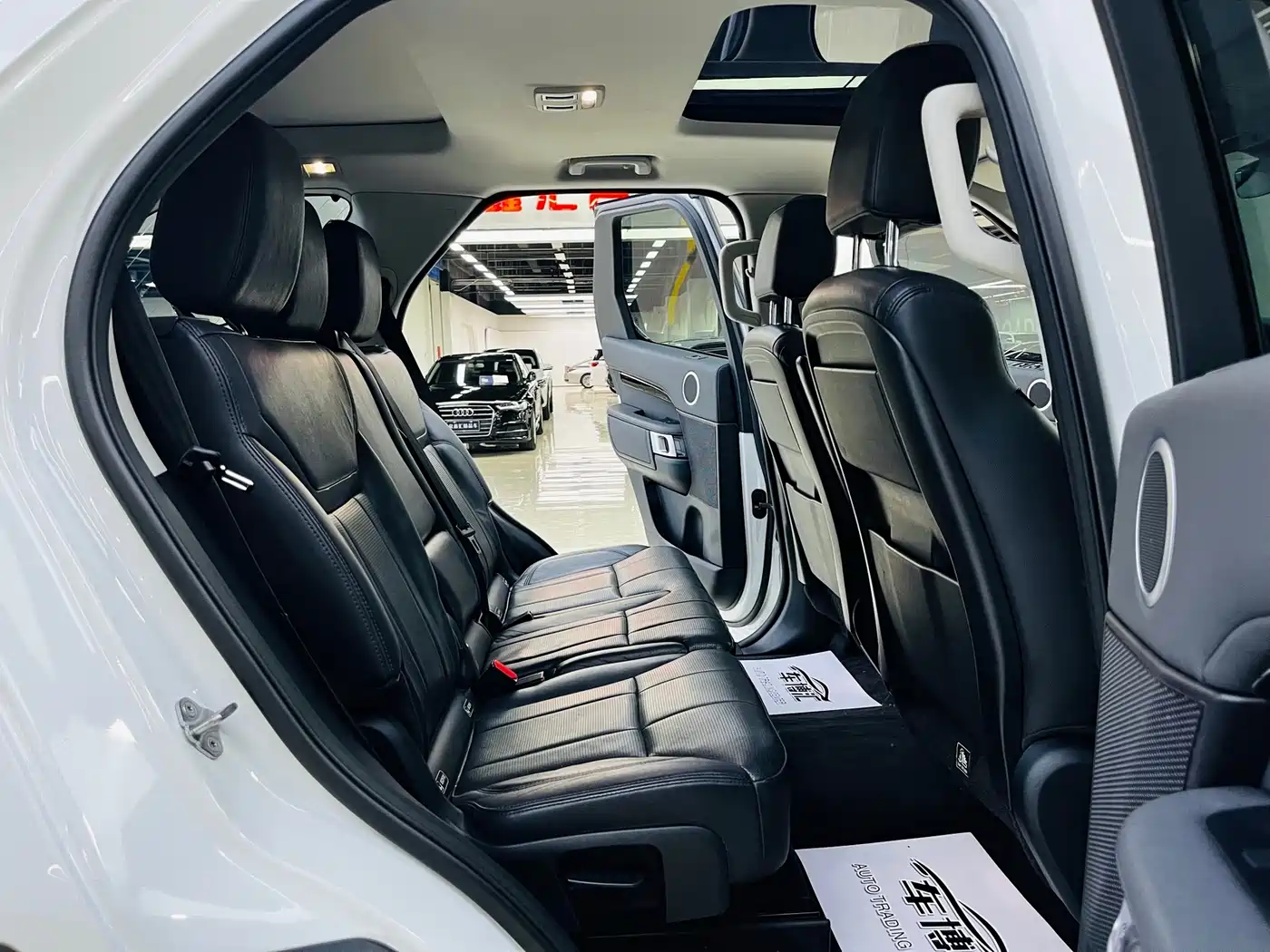 Land Rover Discovery 2017 3.0 SC V6 SE фото 11