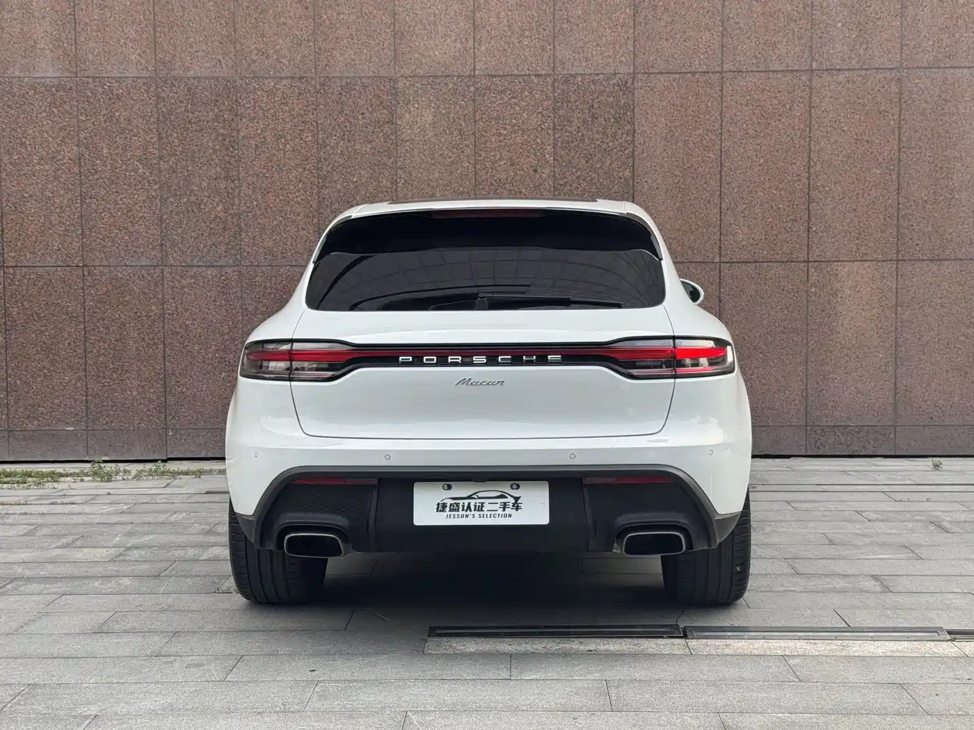 PORSCHE MACAN