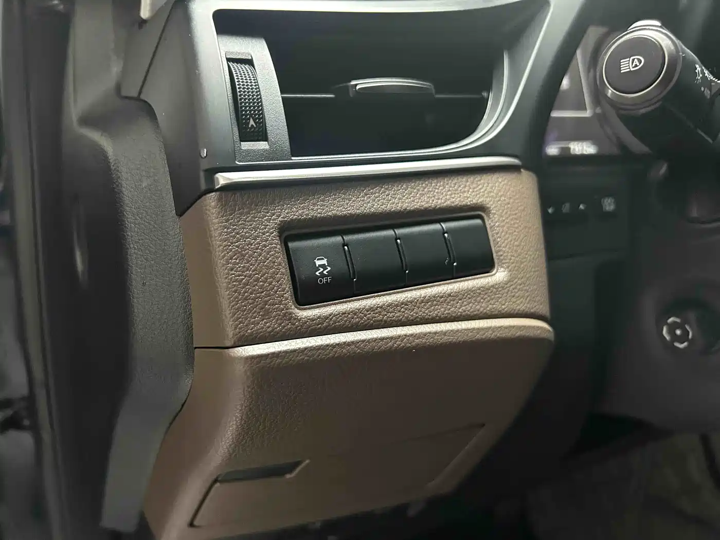 Lexus ES 2025 200 Ultimate Edition фото 13