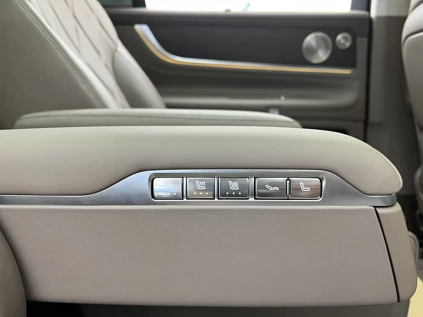 AITO Wenjie AITO M9 2025 Extended Range Ultra 52kWh 6-Seater фото 43