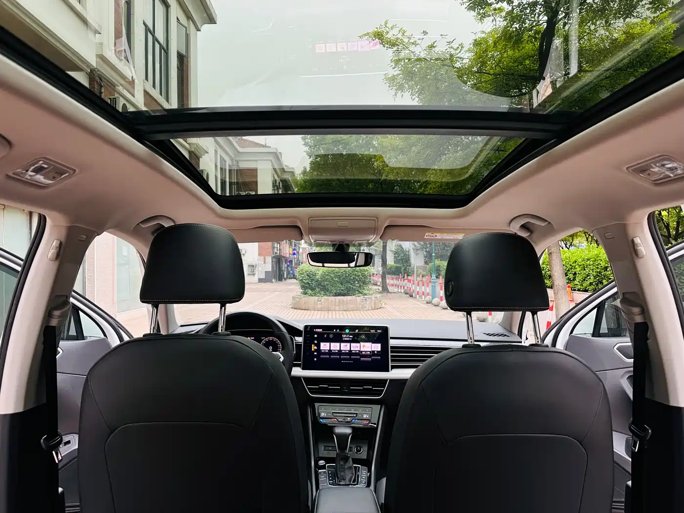 Volkswagen Tiguan L 2024 330TSI Automatic 2WD R-Line Premium Enjoyment Edition фото 11
