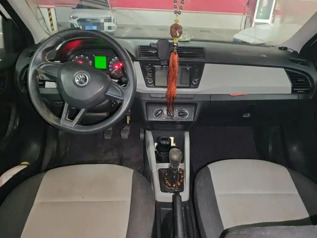 Škoda Fabia 2015 1.4L Manual Advance Edition фото 13