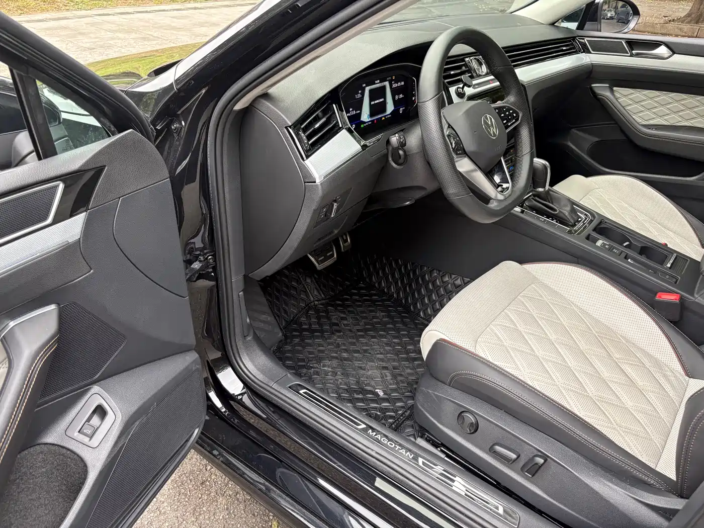 Volkswagen Magotan 2023 Model 2 Million Commemorative Edition 330TSI DSG Luxury фото 4