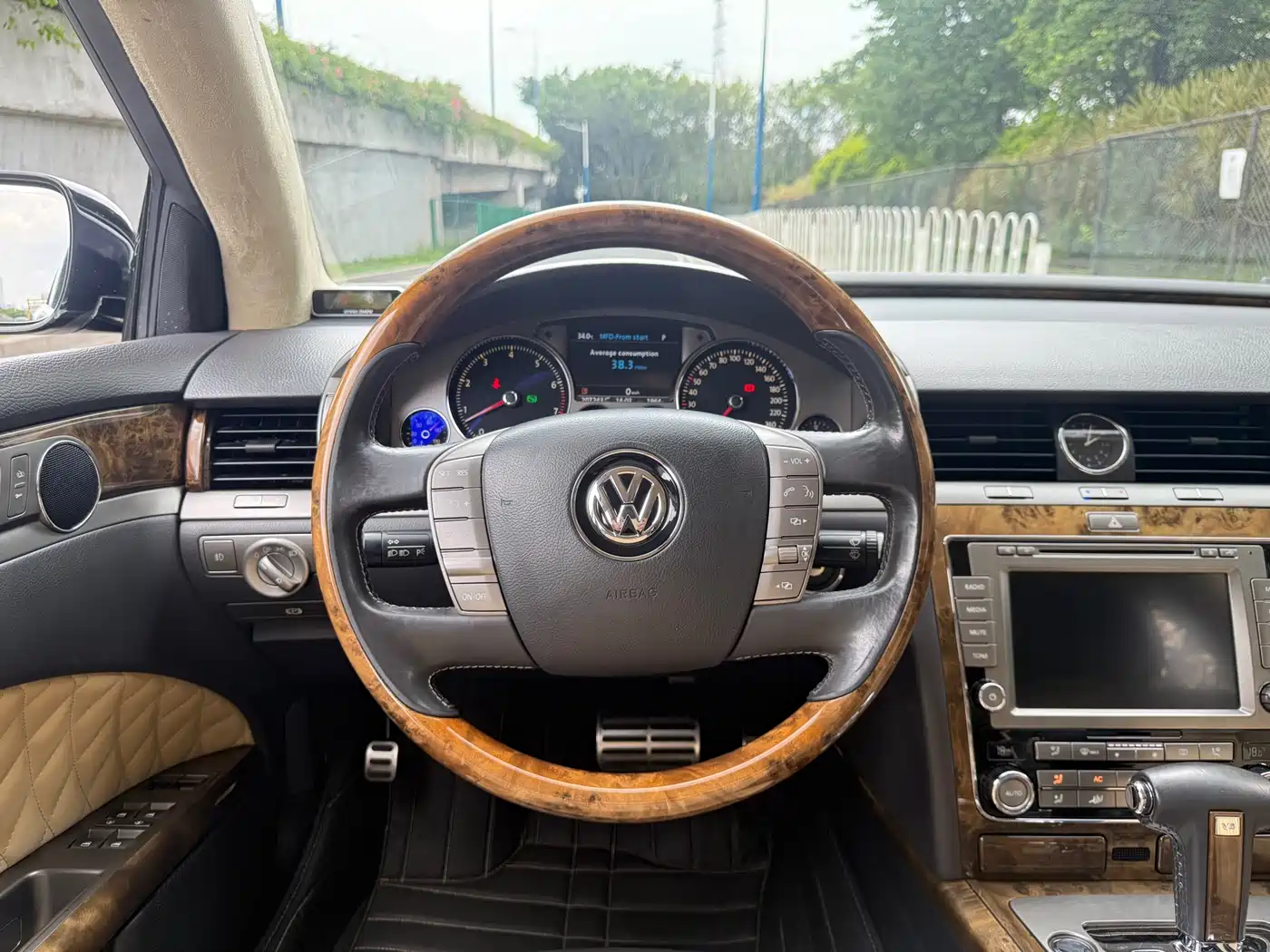 Volkswagen Phaeton 2011 3.6L V6 4-seat Long Wheelbase Individual фото 23