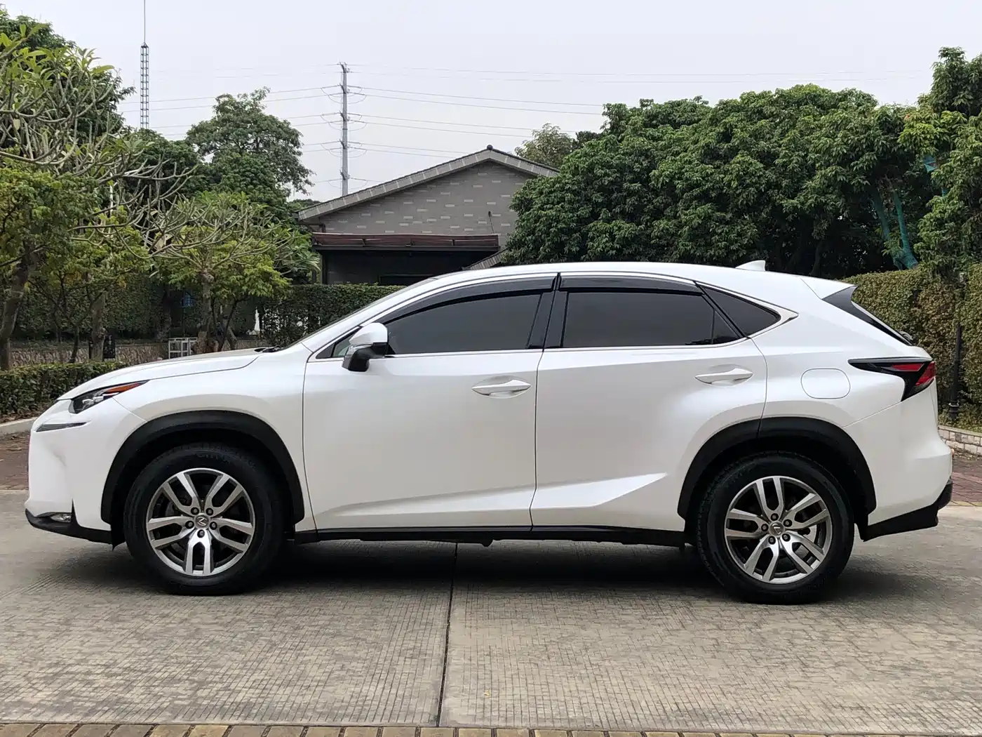 Lexus NX 2015 300h AWD F SPORT фото 4