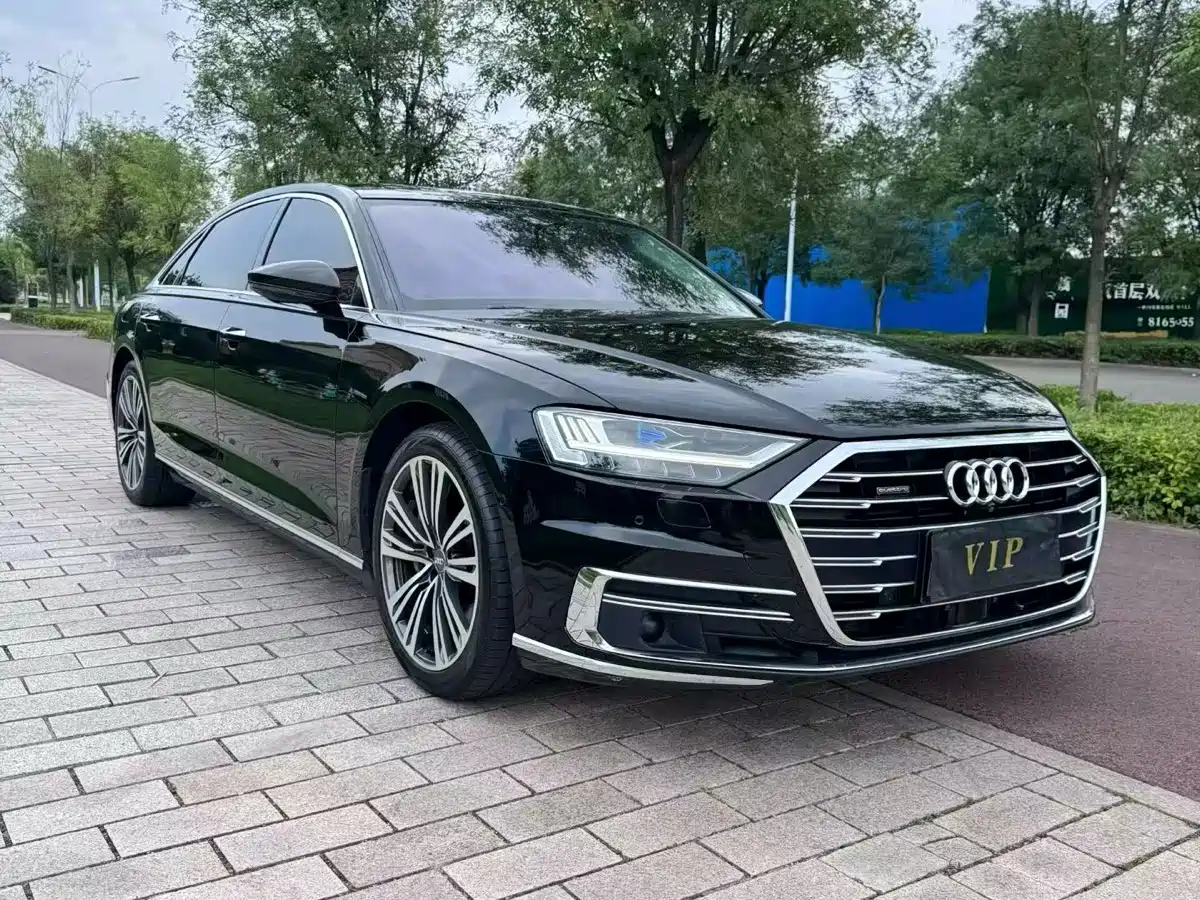 Фото 2 - Audi A8