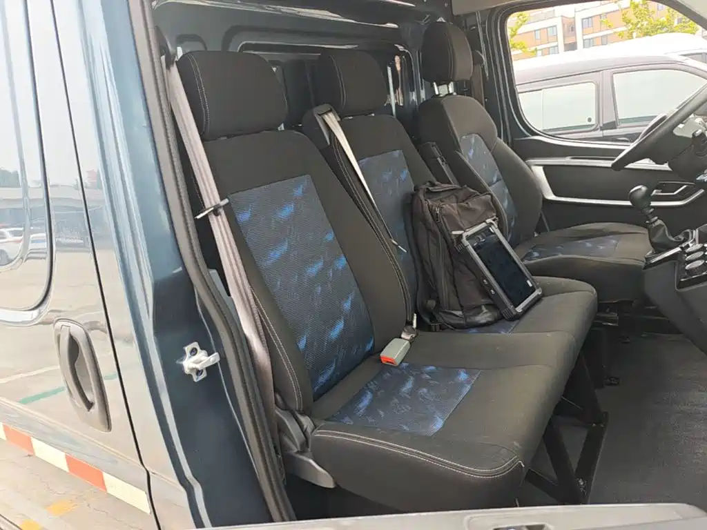 Dongfeng Yufeng Yufeng 2024 2023 V9+ 2.3T Manual FWD Van Short Wheelbase Medium Roof 3 Seater