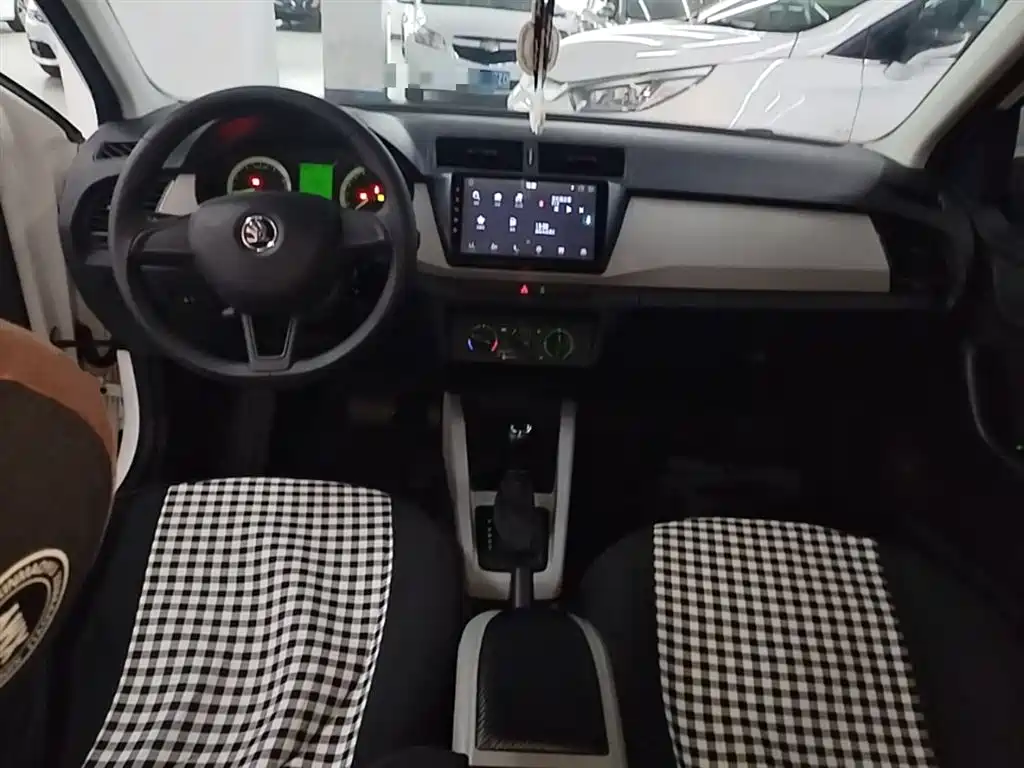 Škoda Fabia 2017 1.4L Auto Car Enjoy Edition фото 10