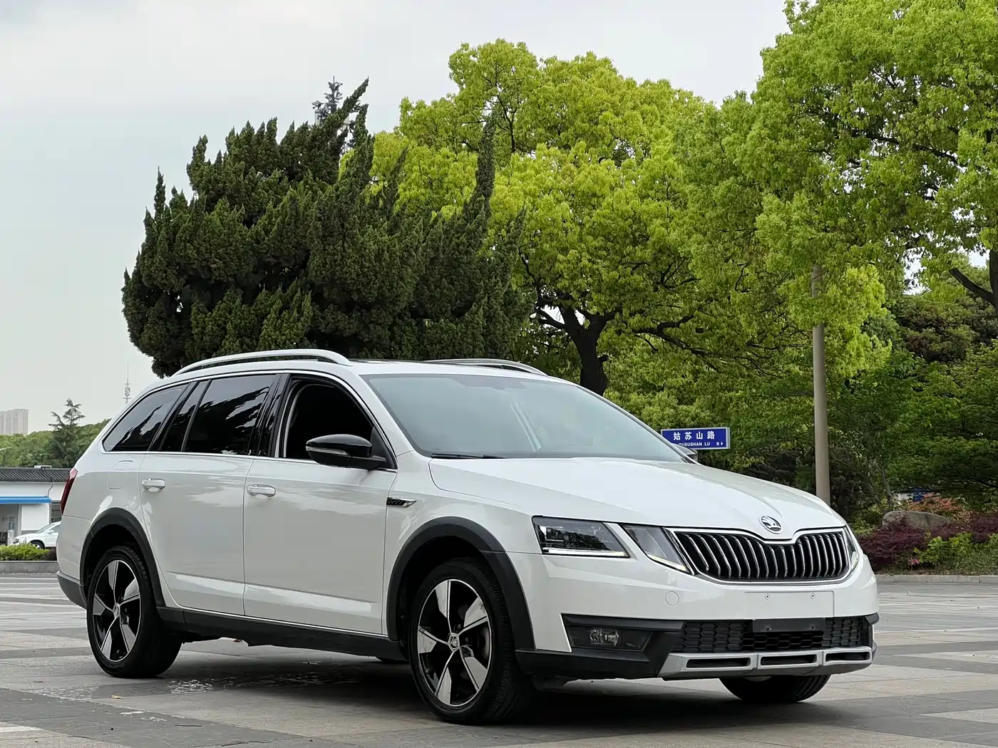 Škoda Octavia 2018 Model Wagon TSI280 DSG Luxury Edition фото 3