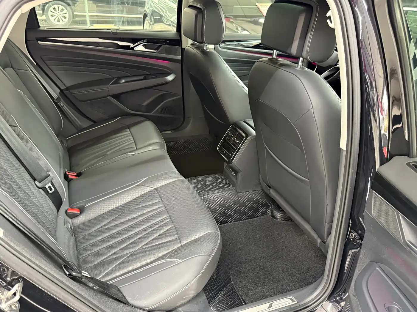 Volkswagen Passat 2023 330TSI Luxury Edition фото 13