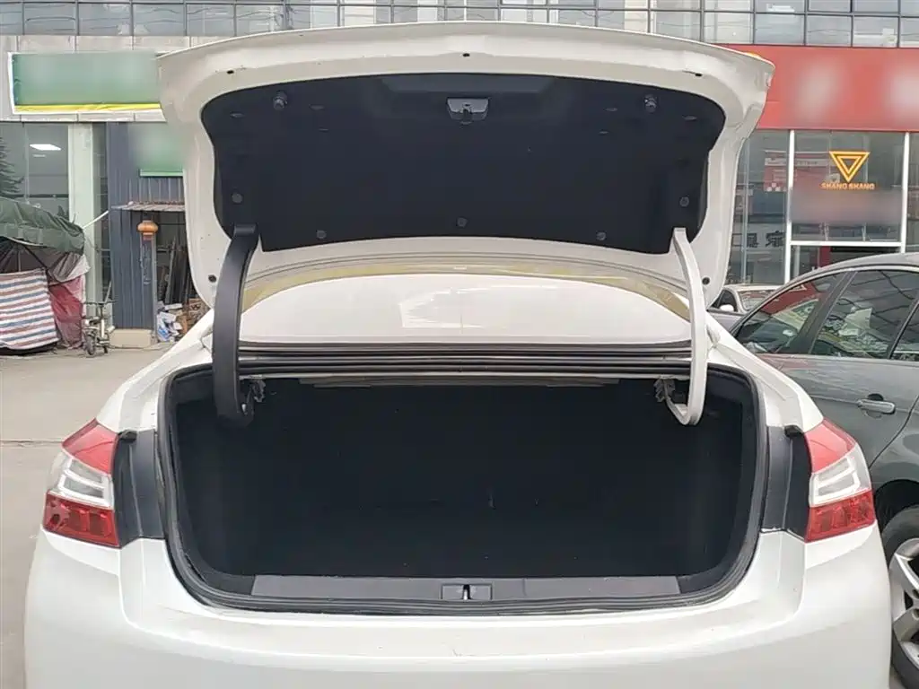 Peugeot 408 2014 1.8L Manual Leading Edition фото 19