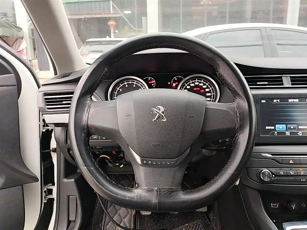 Peugeot 408 2014 1.8L Manual Leading Edition фото 11