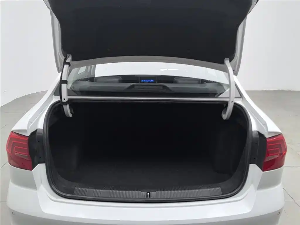 Volkswagen Bora 2017 1.6L Automatic Comfort фото 16