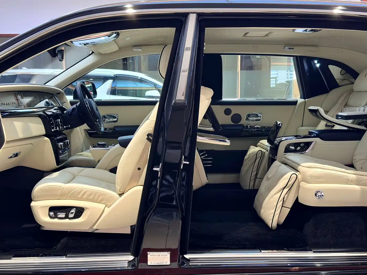 Rolls-Royce Phantom 2018 6.7T Long Wheelbase Version фото 17
