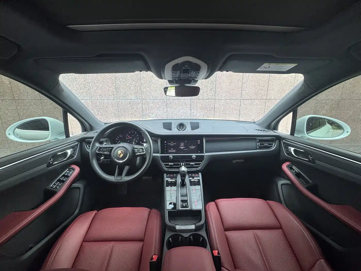 PORSCHE MACAN