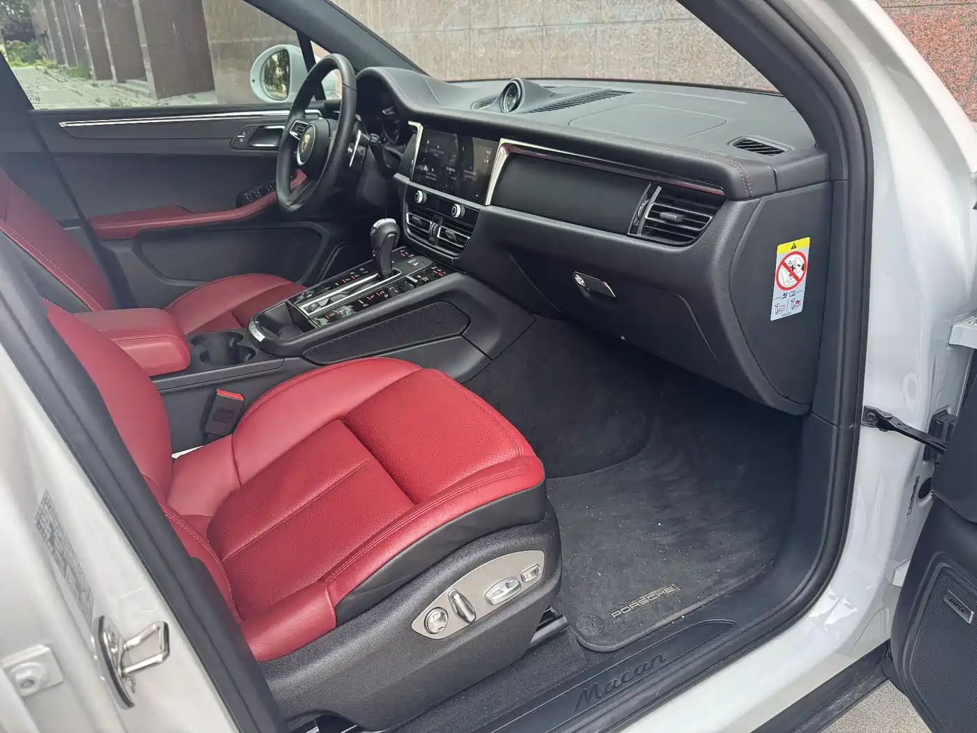 PORSCHE MACAN